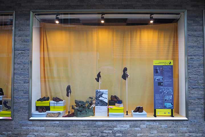 Schaufenster in Burgkunstadts Altstadt mit Ausstellungsstücken des Schustermuseums