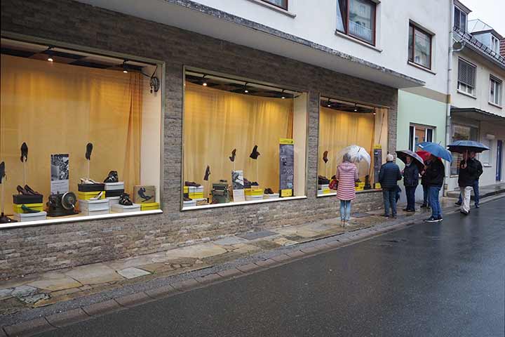 Schaufenster mit historischen Schuhen und Info-Tafeln zur Schuhstadt am Obermain
