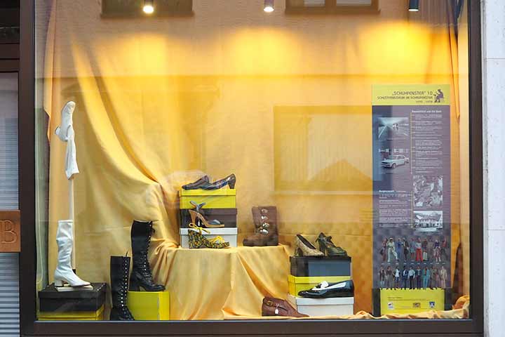 Als Ausstellungsfläche genutztes Schaufenster eines leerstehenden Geschäfts