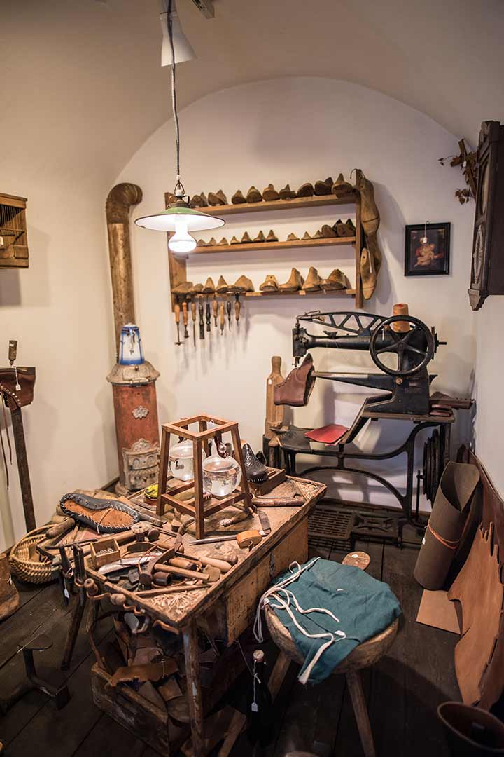 Vitrine mit historischem Hochzeitsfoto und ausgestellten Schuhen