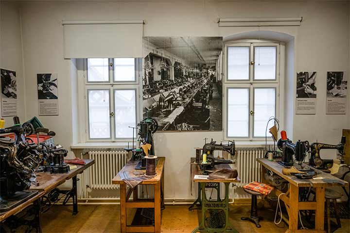 Ausstellungsstück im Deutschen Schustermuseum: aufgeschlagenes Lohnbuch aus den Jahren 1911–1913