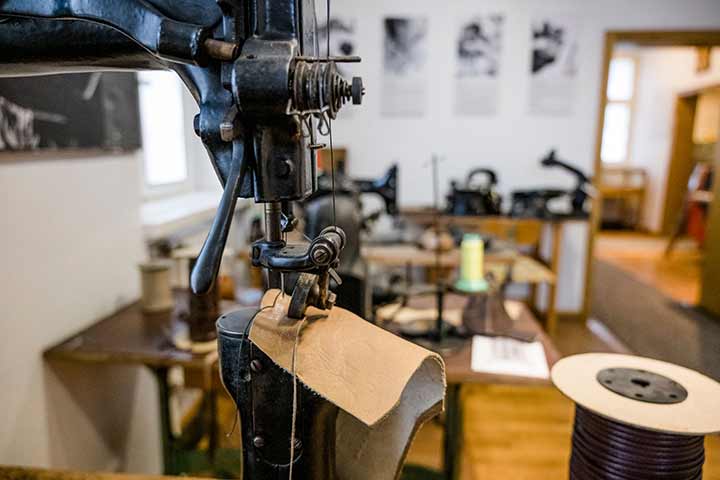 Blick in einen Ausstellungsraum des Deutschen Schustermuseums