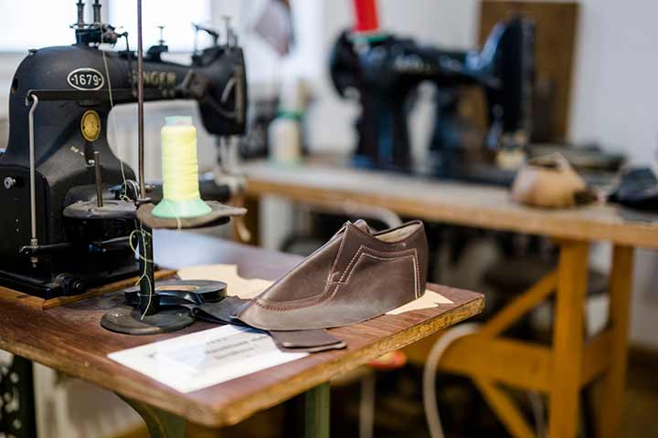 Historische Maschine in der Ausstellung des Deutschen Schustermuseums
