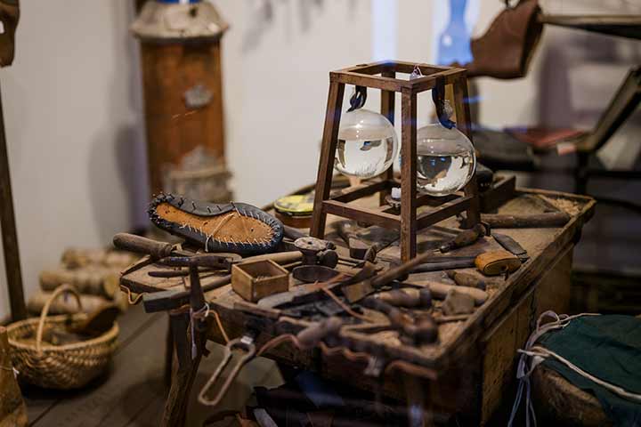 Ausstellungsraum mit Schuhmodellen im Deutschen Schustermuseum