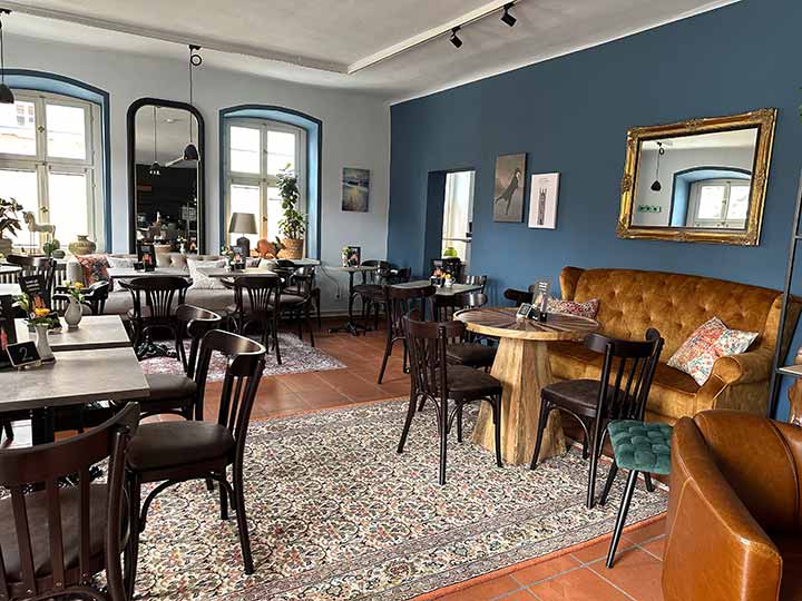 Theke des Café Kunibert mit Kuchenauslage und Sitzplätzen