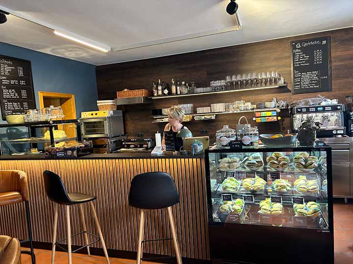 Sitzgelegenheiten im Café Kunibert