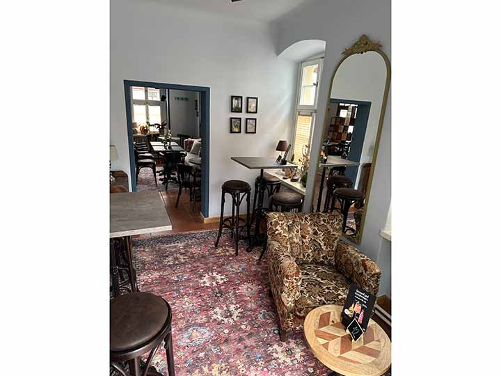 Kuchen- und Gebäckauswahl im Café Kunibert