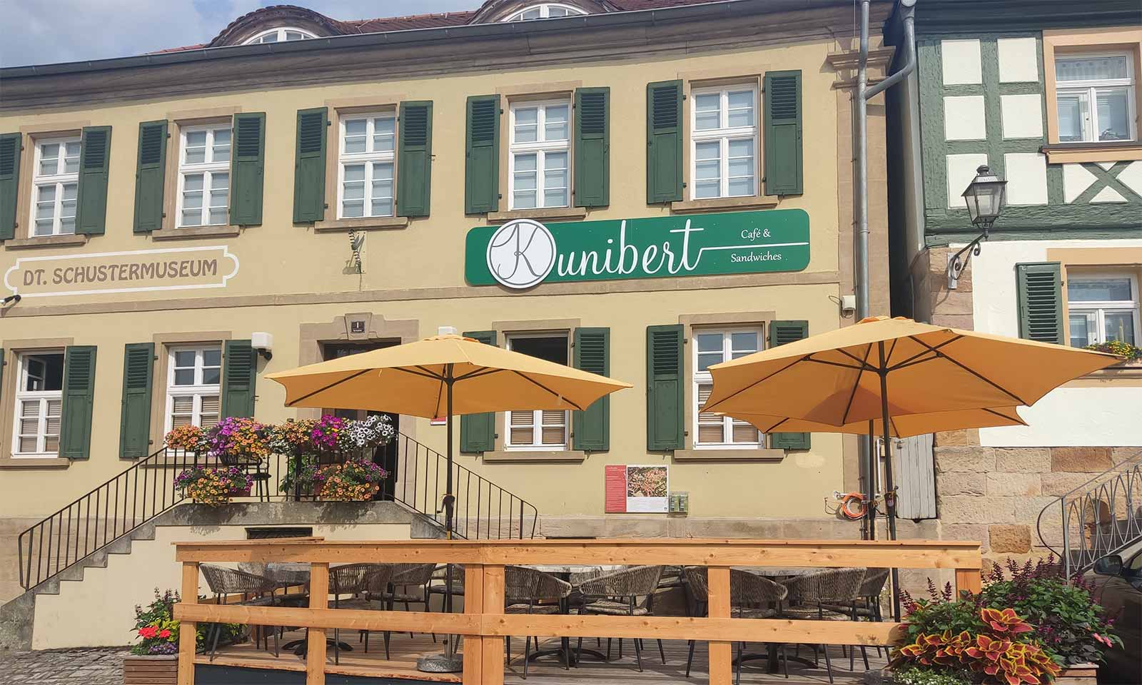 Außenansicht des Deutschen Schustermuseums Burgkunstadt mit dem Café Kunibert und seiner Terrasse