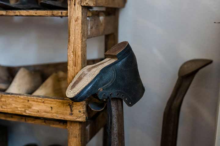 Nähmaschine und fertiger Schuh in der Ausstellung des Deutschen Schustermuseums