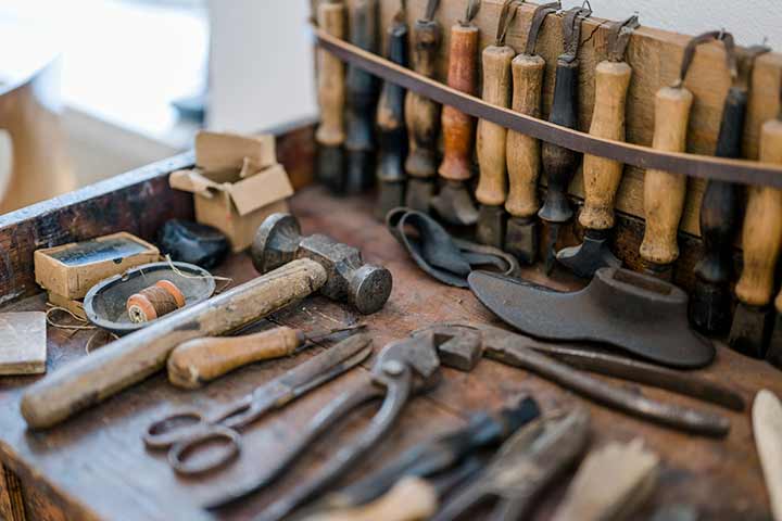 Ausstellungsstücke im Deutschen Schustermuseum