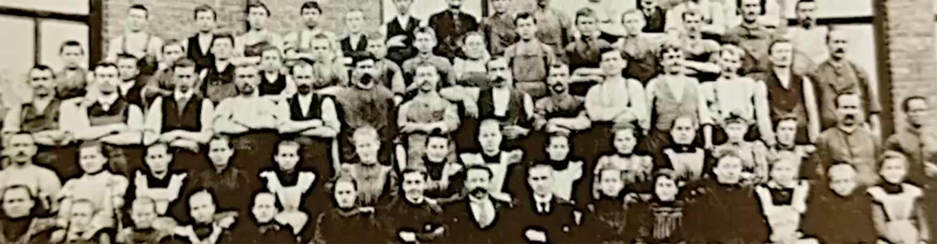 Historisches Gruppenfoto der Belegschaft einer Burgkunstadter Schuhfabrik