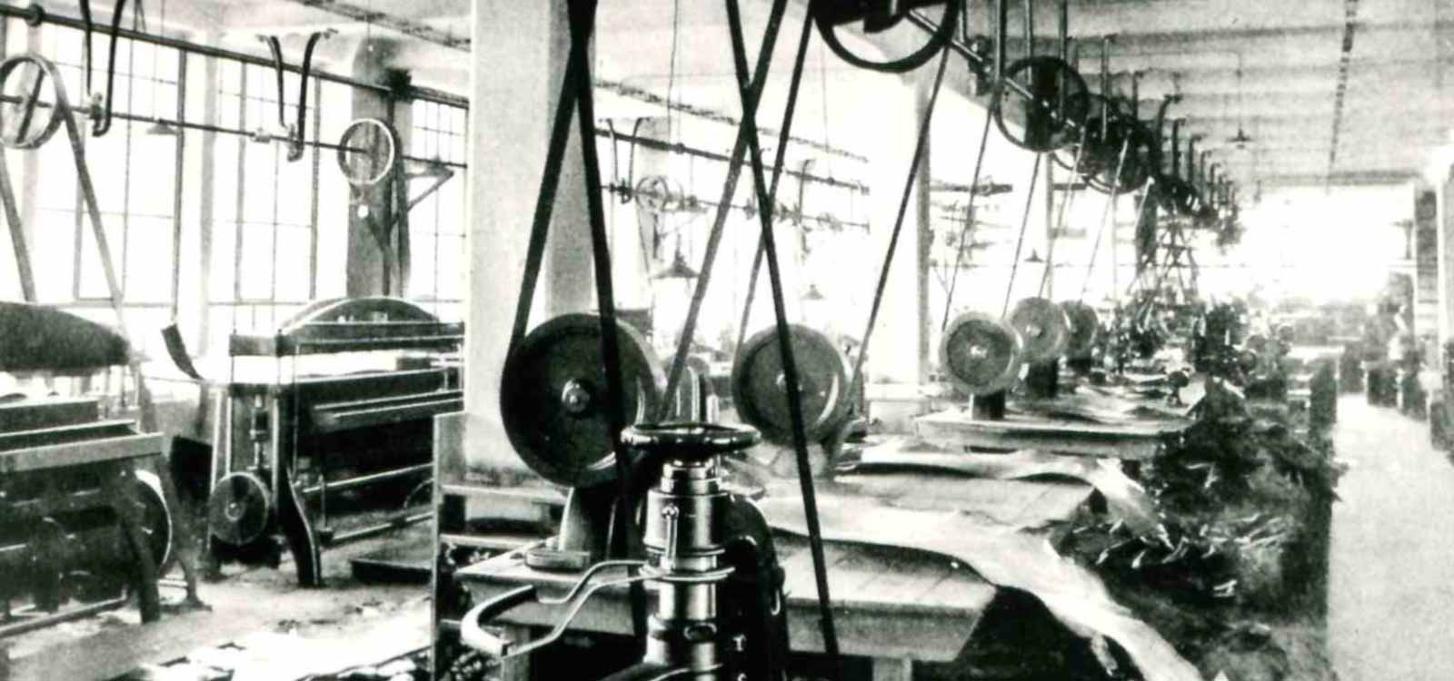 Ausstellungsraum im Deutschen Schustermuseum mit historischen Nähmaschinen